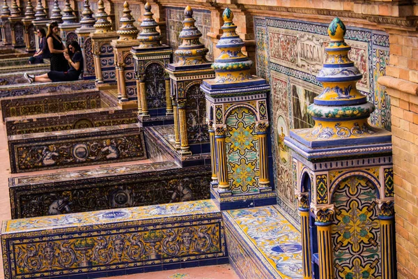 Seville, İspanya - 15 Mayıs 2022 İspanya Plaza, Andalusia bölgesinin başkenti ve sembolik bir şehir olan Seville 'deki Maria Luisa parkında yer alan bir mimari komplekstir.