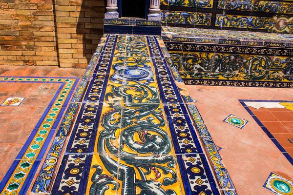 Seville, İspanya - 15 Mayıs 2022 İspanya Plaza, Andalusia bölgesinin başkenti ve sembolik bir şehir olan Seville 'deki Maria Luisa parkında yer alan bir mimari komplekstir.