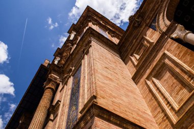 Seville, İspanya - 15 Mayıs 2022 İspanya Plaza, Andalusia bölgesinin başkenti ve sembolik bir şehir olan Seville 'deki Maria Luisa parkında yer alan bir mimari komplekstir.