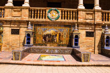 Seville, İspanya - 15 Mayıs 2022 İspanya Plaza, Andalusia bölgesinin başkenti ve sembolik bir şehir olan Seville 'deki Maria Luisa parkında yer alan bir mimari komplekstir.