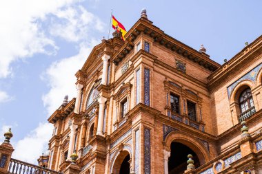 Seville, İspanya - 15 Mayıs 2022 İspanya Plaza, Andalusia bölgesinin başkenti ve sembolik bir şehir olan Seville 'deki Maria Luisa parkında yer alan bir mimari komplekstir.