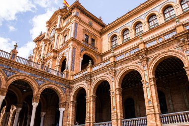 Seville, İspanya - 15 Mayıs 2022 İspanya Plaza, Andalusia bölgesinin başkenti ve sembolik bir şehir olan Seville 'deki Maria Luisa parkında yer alan bir mimari komplekstir.