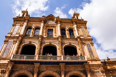 Seville, İspanya - 15 Mayıs 2022 İspanya Plaza, Andalusia bölgesinin başkenti ve sembolik bir şehir olan Seville 'deki Maria Luisa parkında yer alan bir mimari komplekstir.