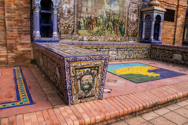 Seville, İspanya - 15 Mayıs 2022 İspanya Plaza, Andalusia bölgesinin başkenti ve sembolik bir şehir olan Seville 'deki Maria Luisa parkında yer alan bir mimari komplekstir.