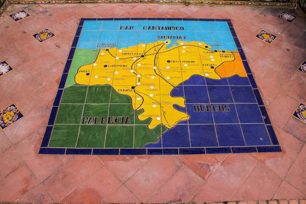 Seville, İspanya - 15 Mayıs 2022 İspanya Plaza, Andalusia bölgesinin başkenti ve sembolik bir şehir olan Seville 'deki Maria Luisa parkında yer alan bir mimari komplekstir.