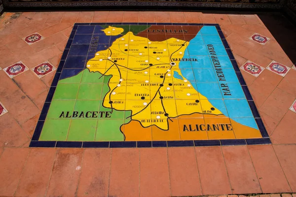 Seville, İspanya - 15 Mayıs 2022 İspanya Plaza, Andalusia bölgesinin başkenti ve sembolik bir şehir olan Seville 'deki Maria Luisa parkında yer alan bir mimari komplekstir.