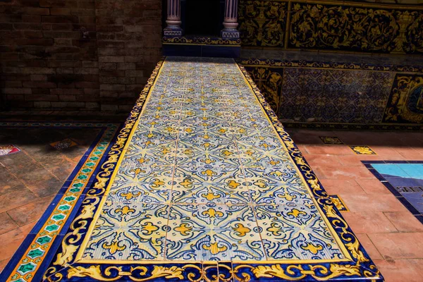 Seville, İspanya - 15 Mayıs 2022 İspanya Plaza, Andalusia bölgesinin başkenti ve sembolik bir şehir olan Seville 'deki Maria Luisa parkında yer alan bir mimari komplekstir.