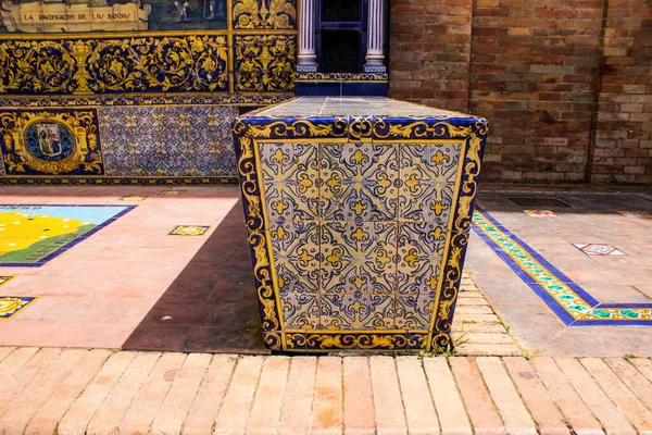 Seville, İspanya - 15 Mayıs 2022 İspanya Plaza, Andalusia bölgesinin başkenti ve sembolik bir şehir olan Seville 'deki Maria Luisa parkında yer alan bir mimari komplekstir.