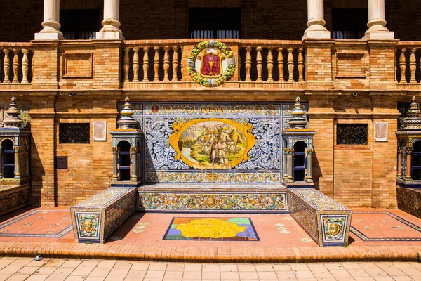 Seville, İspanya - 15 Mayıs 2022 İspanya Plaza, Andalusia bölgesinin başkenti ve sembolik bir şehir olan Seville 'deki Maria Luisa parkında yer alan bir mimari komplekstir.