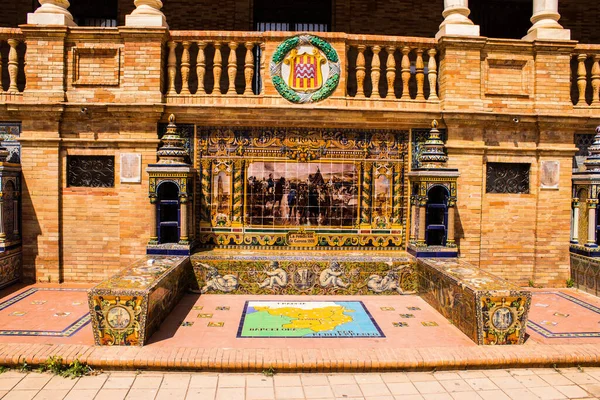 Seville, İspanya - 15 Mayıs 2022 İspanya Plaza, Andalusia bölgesinin başkenti ve sembolik bir şehir olan Seville 'deki Maria Luisa parkında yer alan bir mimari komplekstir.