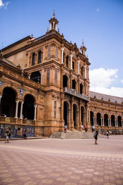 Seville, İspanya - 15 Mayıs 2022 İspanya Plaza, Andalusia bölgesinin başkenti ve sembolik bir şehir olan Seville 'deki Maria Luisa parkında yer alan bir mimari komplekstir.