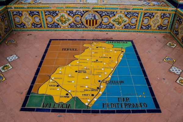 Seville, İspanya - 15 Mayıs 2022 İspanya Plaza, Andalusia bölgesinin başkenti ve sembolik bir şehir olan Seville 'deki Maria Luisa parkında yer alan bir mimari komplekstir.