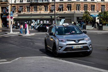 Paris, Fransa - 21 Mayıs 2022 Coronavirus salgını sırasında Paris sokaklarında araba kullanmak ve maske takmak zorunludur.