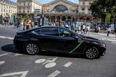 Paris, Fransa - 21 Mayıs 2022 Coronavirus salgını sırasında Paris sokaklarında araba kullanmak ve maske takmak zorunludur.