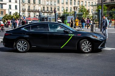 Paris, Fransa - 21 Mayıs 2022 Coronavirus salgını sırasında Paris sokaklarında araba kullanmak ve maske takmak zorunludur.