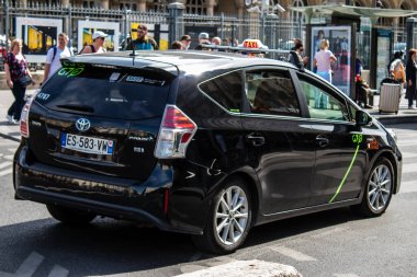Paris, Fransa - 21 Mayıs 2022 Coronavirus salgını sırasında Paris sokaklarında araba kullanmak ve maske takmak zorunludur.