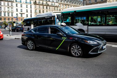 Paris, Fransa - 21 Mayıs 2022 Coronavirus salgını sırasında Paris sokaklarında araba kullanmak ve maske takmak zorunludur.