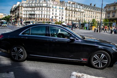 Paris, Fransa - 21 Mayıs 2022 Coronavirus salgını sırasında Paris sokaklarında araba kullanmak ve maske takmak zorunludur.