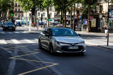 Paris, Fransa - 21 Mayıs 2022 Coronavirus salgını sırasında Paris sokaklarında araba kullanmak ve maske takmak zorunludur.