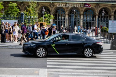 Paris, Fransa - 21 Mayıs 2022 Coronavirus salgını sırasında Paris sokaklarında araba kullanmak ve maske takmak zorunludur.