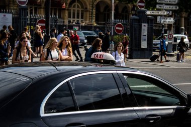 Paris, Fransa - 21 Mayıs 2022 Coronavirus salgını sırasında Paris sokaklarında araba kullanmak ve maske takmak zorunludur.