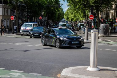 Paris, Fransa - 21 Mayıs 2022 Coronavirus salgını sırasında Paris sokaklarında araba kullanmak ve maske takmak zorunludur.