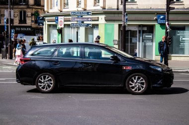 Paris, Fransa - 21 Mayıs 2022 Coronavirus salgını sırasında Paris sokaklarında araba kullanmak ve maske takmak zorunludur.