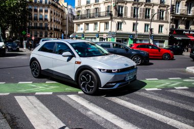 Paris, Fransa - 21 Mayıs 2022 Coronavirus salgını sırasında Paris sokaklarında araba kullanmak ve maske takmak zorunludur.