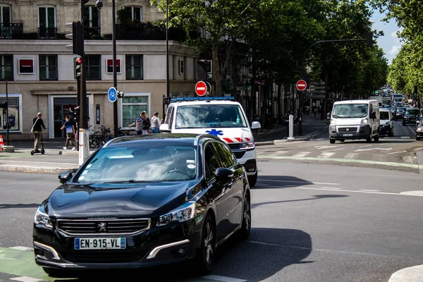 Paryż Francja Maja 2022 Taksówka Przejeżdżająca Ulicami Paryża Podczas Epidemii — Zdjęcie stockowe