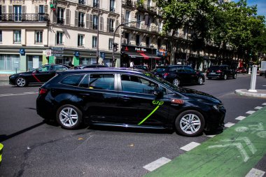 Paris, Fransa - 21 Mayıs 2022 Coronavirus salgını sırasında Paris sokaklarında araba kullanmak ve maske takmak zorunludur.