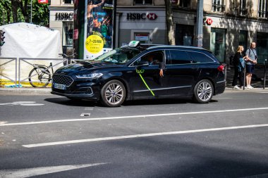 Paris, Fransa - 21 Mayıs 2022 Coronavirus salgını sırasında Paris sokaklarında araba kullanmak ve maske takmak zorunludur.