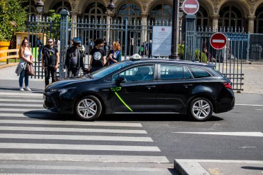 Paris, Fransa - 21 Mayıs 2022 Coronavirus salgını sırasında Paris sokaklarında araba kullanmak ve maske takmak zorunludur.