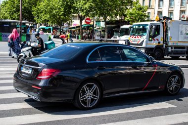 Paris, Fransa - 21 Mayıs 2022 Coronavirus salgını sırasında Paris sokaklarında araba kullanmak ve maske takmak zorunludur.