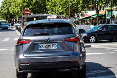 Paris, Fransa - 21 Mayıs 2022 Coronavirus salgını sırasında Paris sokaklarında araba kullanmak ve maske takmak zorunludur.