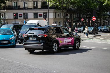 Paris, Fransa - 21 Mayıs 2022 Coronavirus salgını sırasında Paris sokaklarında araba kullanmak ve maske takmak zorunludur.