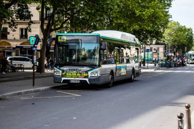 Paris, Fransa - 21 Mayıs 2022 Coronavirus salgını sırasında Paris sokaklarından geçen otobüs Fransa 'da maske takmak zorunludur.