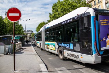 Paris, Fransa - 21 Mayıs 2022 Coronavirus salgını sırasında Paris sokaklarından geçen otobüs Fransa 'da maske takmak zorunludur.