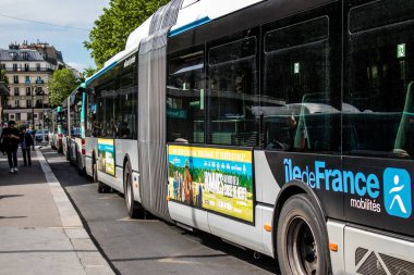 Paris, Fransa - 21 Mayıs 2022 Coronavirus salgını sırasında Paris sokaklarından geçen otobüs Fransa 'da maske takmak zorunludur.