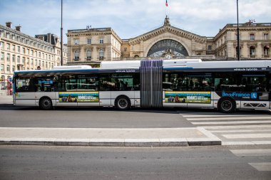 Paris, Fransa - 21 Mayıs 2022 Coronavirus salgını sırasında Paris sokaklarından geçen otobüs Fransa 'da maske takmak zorunludur.
