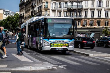 Paris, Fransa - 21 Mayıs 2022 Coronavirus salgını sırasında Paris sokaklarından geçen otobüs Fransa 'da maske takmak zorunludur.