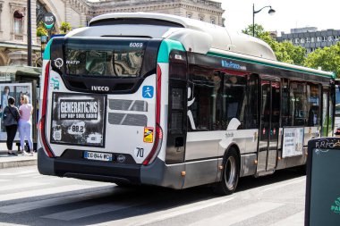 Paris, Fransa - 21 Mayıs 2022 Coronavirus salgını sırasında Paris sokaklarından geçen otobüs Fransa 'da maske takmak zorunludur.