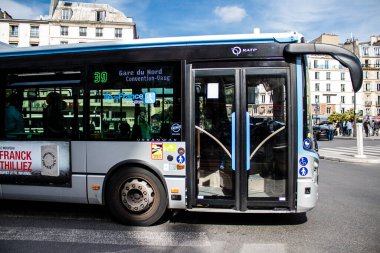 Paris, Fransa - 21 Mayıs 2022 Coronavirus salgını sırasında Paris sokaklarından geçen otobüs Fransa 'da maske takmak zorunludur.