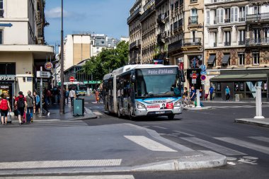 Paris, Fransa - 21 Mayıs 2022 Coronavirus salgını sırasında Paris sokaklarından geçen otobüs Fransa 'da maske takmak zorunludur.