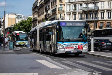 Paris, Fransa - 21 Mayıs 2022 Coronavirus salgını sırasında Paris sokaklarından geçen otobüs Fransa 'da maske takmak zorunludur.
