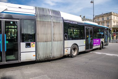 Paris, Fransa - 21 Mayıs 2022 Coronavirus salgını sırasında Paris sokaklarından geçen otobüs Fransa 'da maske takmak zorunludur.