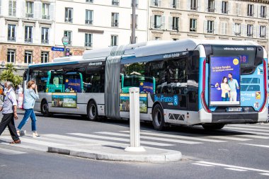 Paris, Fransa - 21 Mayıs 2022 Coronavirus salgını sırasında Paris sokaklarından geçen otobüs Fransa 'da maske takmak zorunludur.