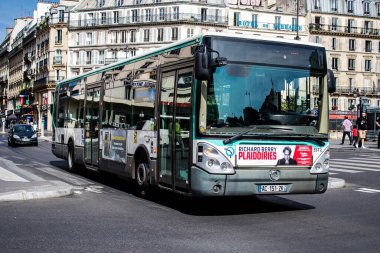 Paris, Fransa - 21 Mayıs 2022 Coronavirus salgını sırasında Paris sokaklarından geçen otobüs Fransa 'da maske takmak zorunludur.
