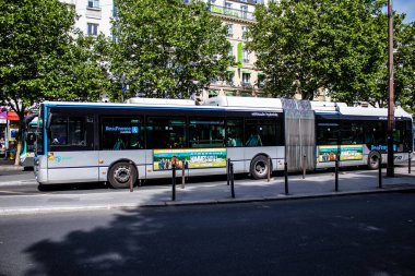 Paris, Fransa - 21 Mayıs 2022 Coronavirus salgını sırasında Paris sokaklarından geçen otobüs Fransa 'da maske takmak zorunludur.