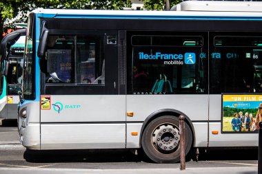 Paris, Fransa - 21 Mayıs 2022 Coronavirus salgını sırasında Paris sokaklarından geçen otobüs Fransa 'da maske takmak zorunludur.