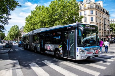 Paris, Fransa - 21 Mayıs 2022 Coronavirus salgını sırasında Paris sokaklarından geçen otobüs Fransa 'da maske takmak zorunludur.